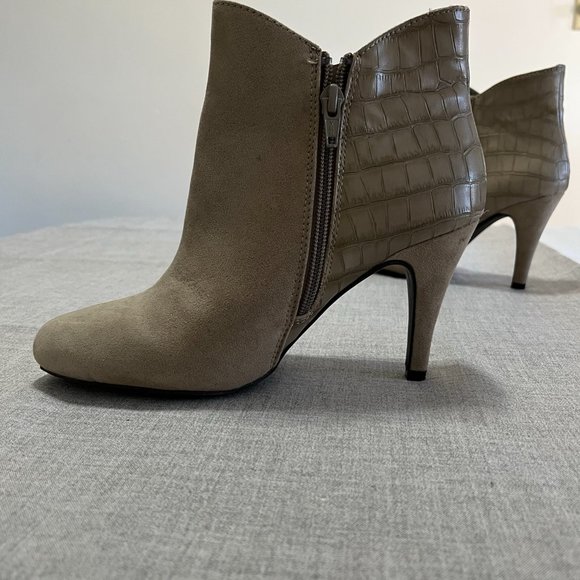 Express High heal booties - Picture 2 of 9